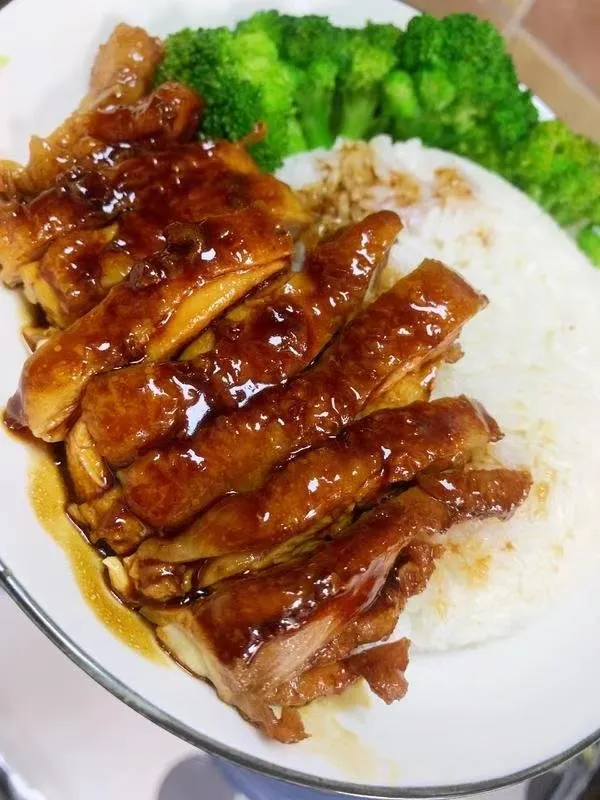 照烧鸡腿饭 夏天炎热，这样做饭非常省事，荤素搭配，孩子非常爱吃，减脂期也可以吃。 用料 · 鸡腿（2只） · 料酒（1勺） · 蜂蜜（1勺） · 老抽（半勺）